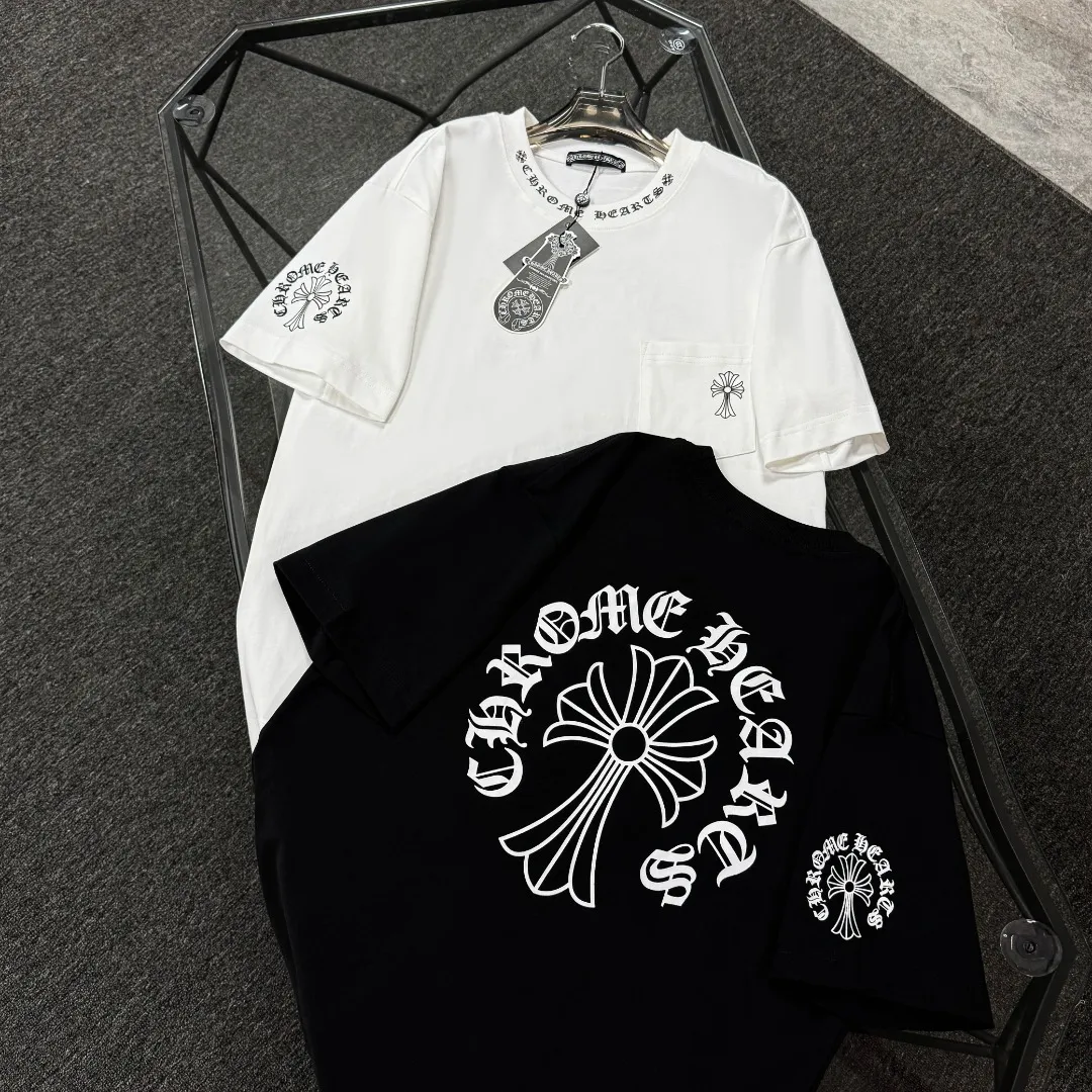 P170 Chrome Hearts 25 high-end versions. The fabric is made of 300 grams of high-density pure cotton. It does not deform or shrink. It has three labels. It is the same style for men and women. Technology: suede foaming + digital printing. Color: white, black. SIZE: S-XL.